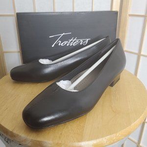 Trotters Doris Black Pumps